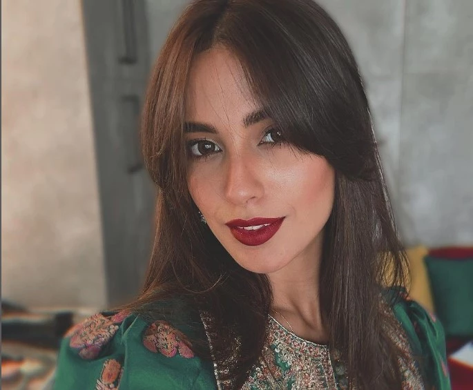 Iqra Aziz’s ‘red lip colour’ leaves fans awe-struck