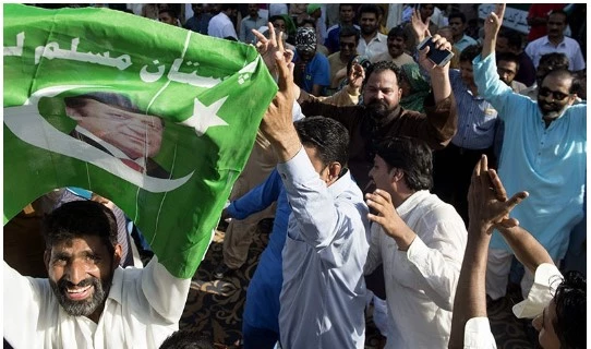 PML-N workers thrash citizen outside IHC for using swear words for Nawaz