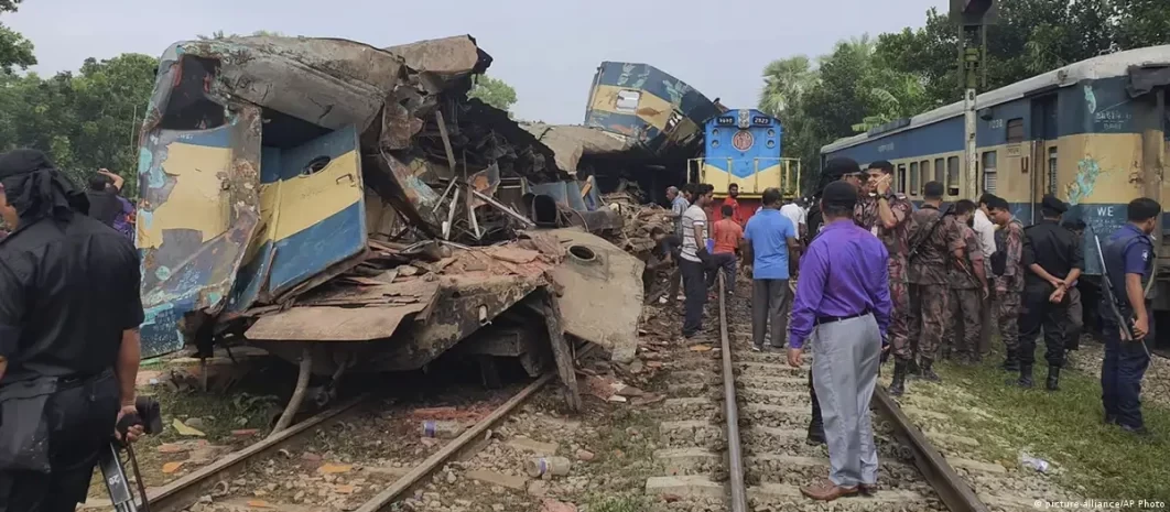Seventeen killed, over 100 injured in Bangladesh train crash