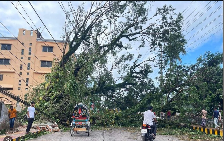 Two killed, 275,000 flee Bangladesh cyclone
