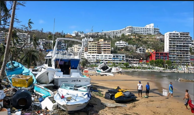 Tourists evacuated from Mexico's hurricane-hit Acapulco