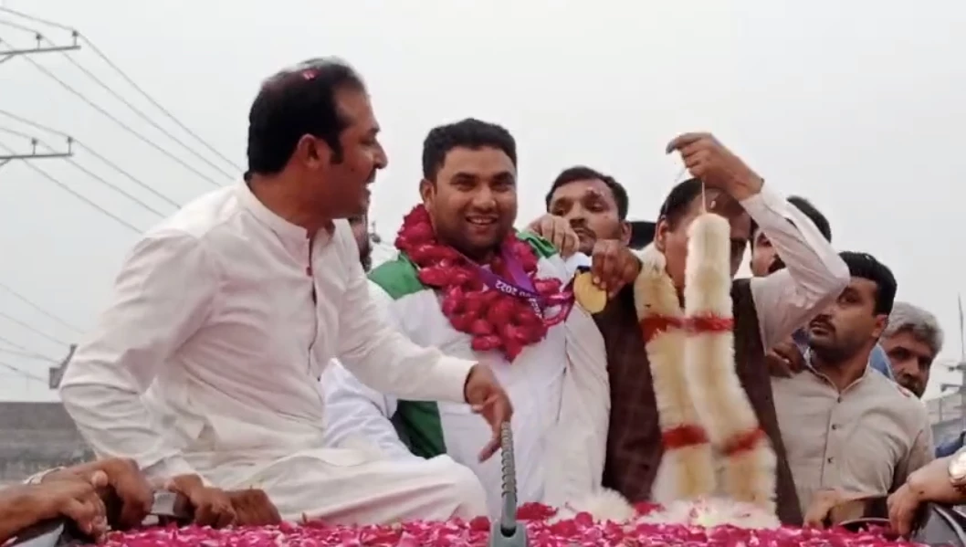 Pakistani gold-medalist at Asian Para Games returns home
