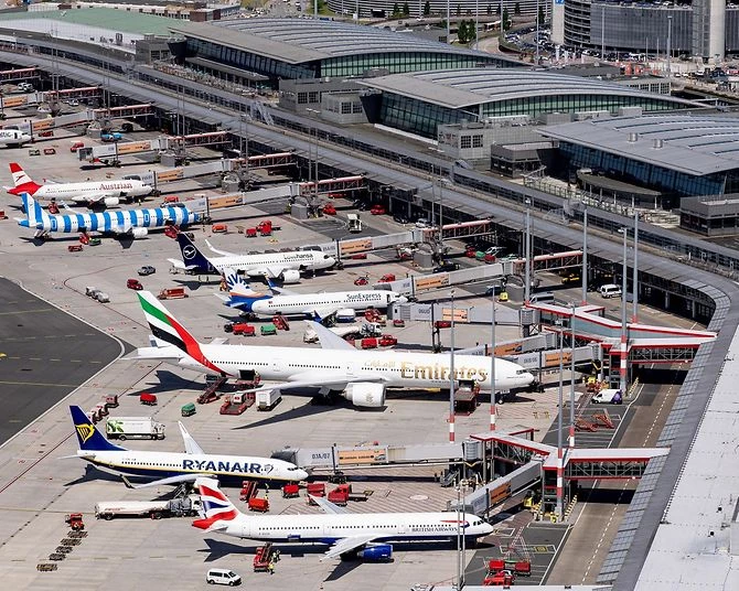 Hamburg airport hostage-taker gives himself up