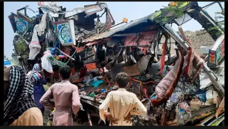 Five die after bus crashes into car in Faisalabad