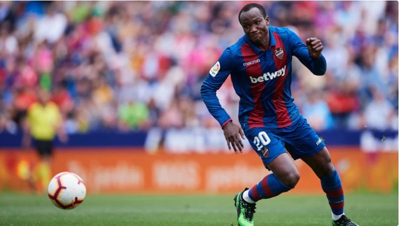 Professional footbal player, 28, dies after collapsing on field