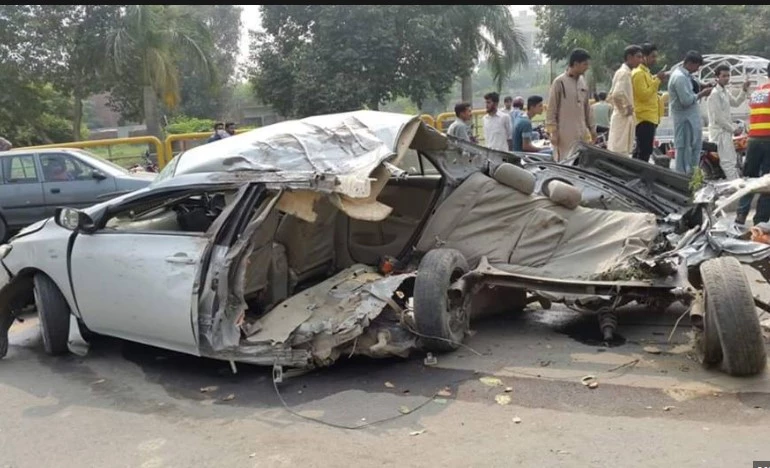 Zig-zagging cars collide in Lahore’s Defence, kill six of family