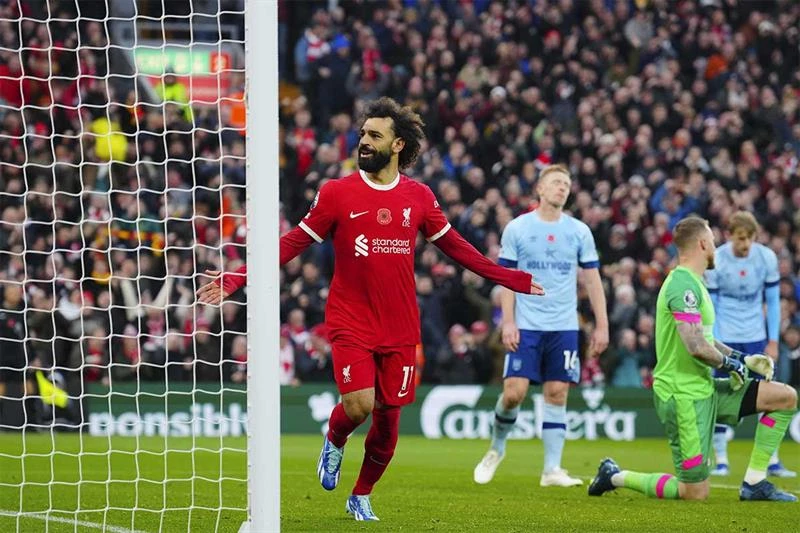 Salah extends scoring streak to send Liverpool joint top of Premier League