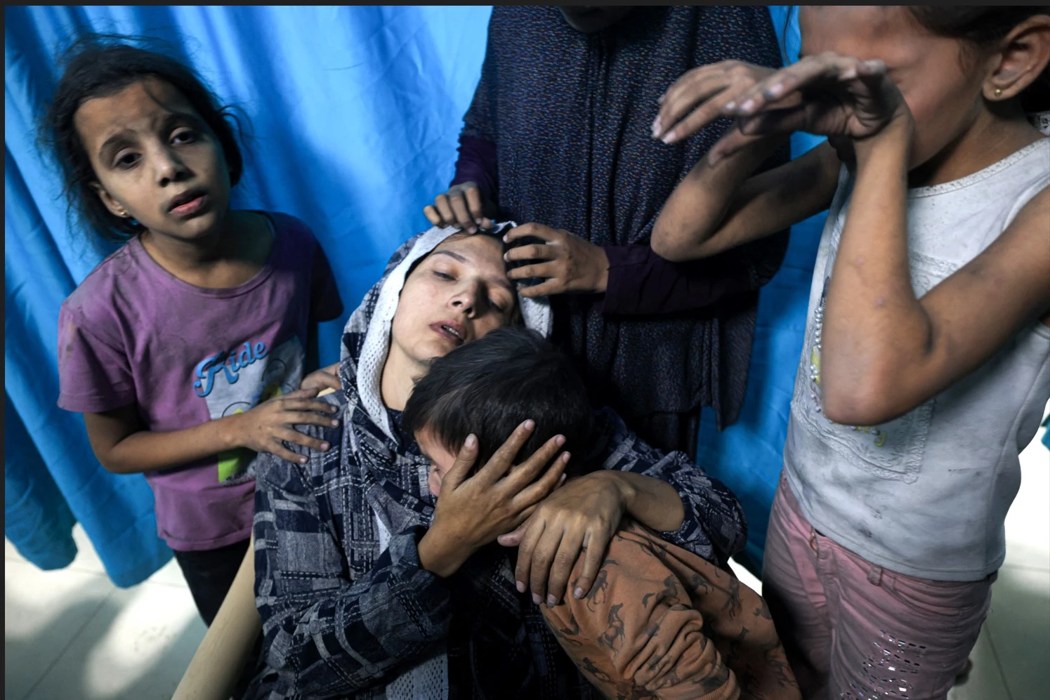 Doctors refuse to leave as Israeli tanks knock at Gaza’s biggest hospital