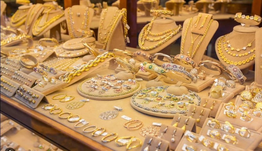 Gold price surges by Rs2,200 per tola
