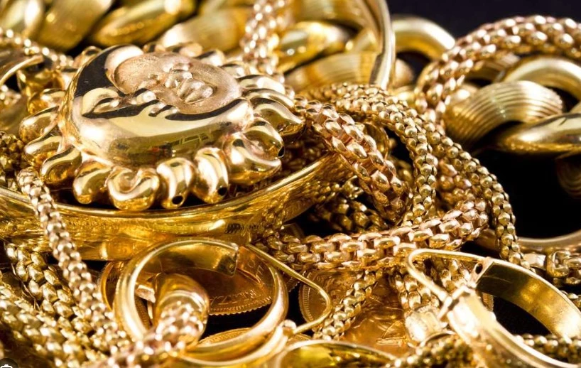 Gold price sinks by Rs1,400 per tola