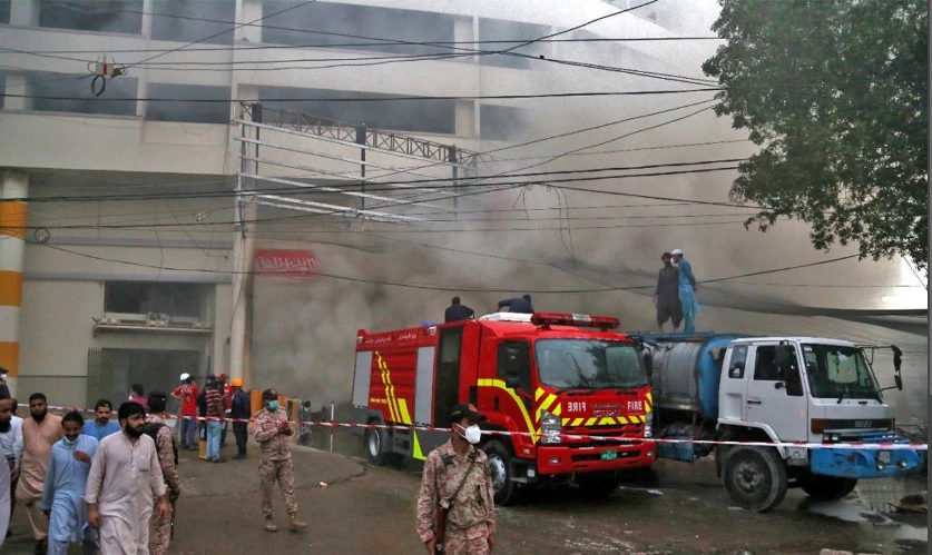 11 perish as massive fire sweeps through Karachi shopping mall