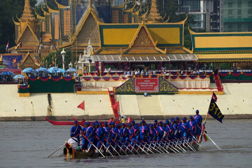 Dragon boat races return to Cambodian capital for water festival