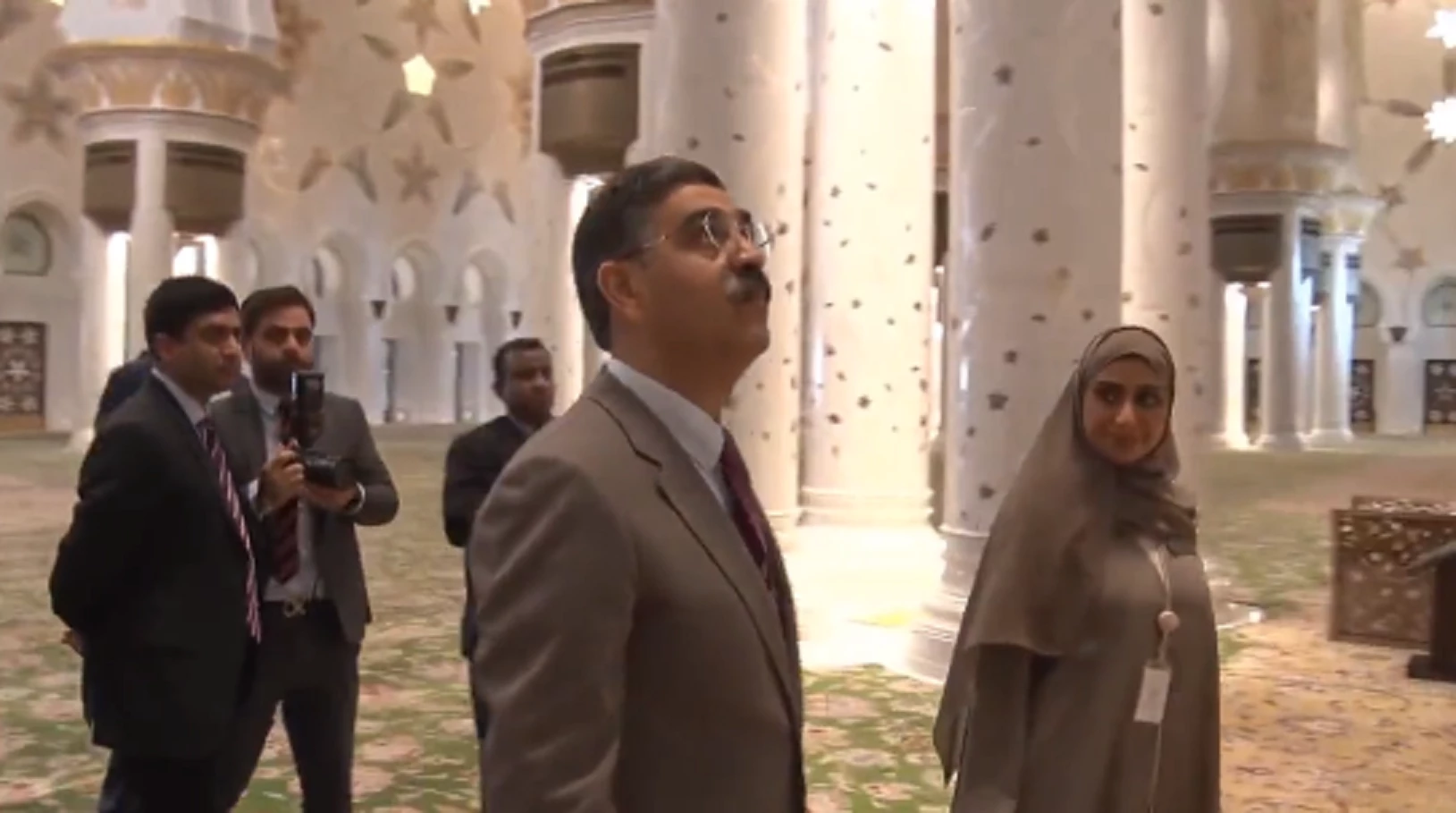PM Kakar visits Sheikh Zayed Grand Mosque in Abu Dhabi