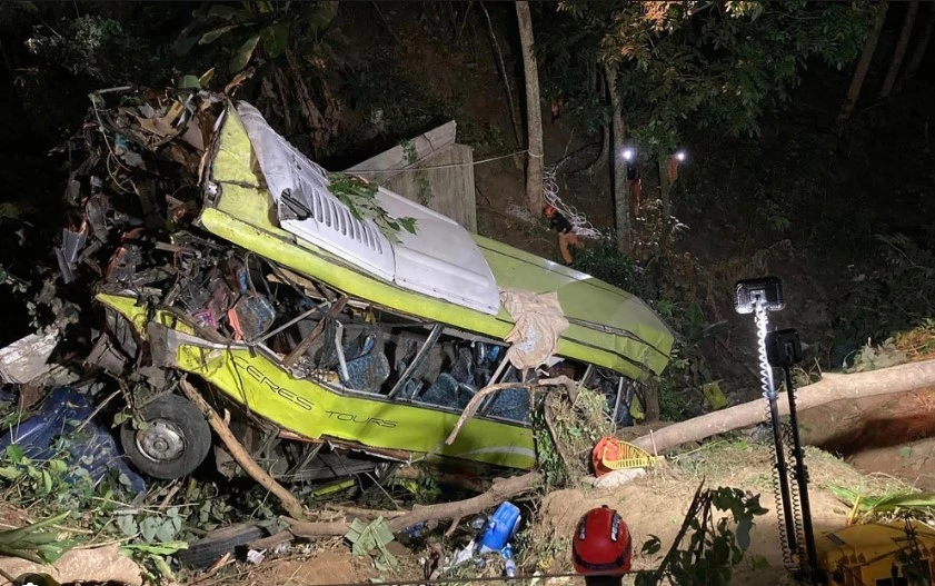 17 people killed in Philippines bus crash