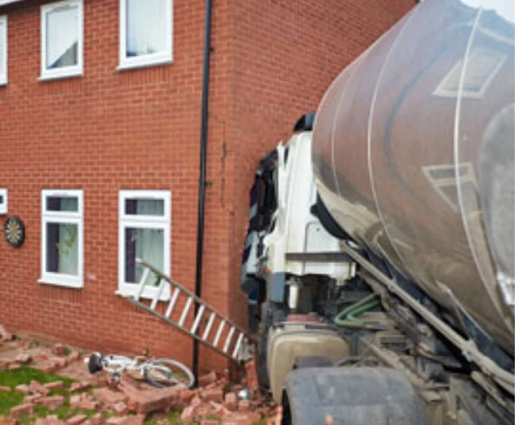 Water tanker crashes into home in Baldia Town, kills resident