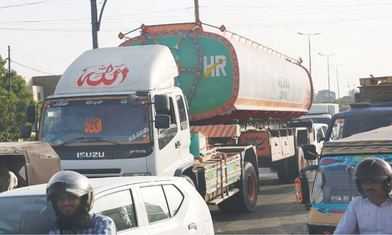 Heavy traffic banned in Karachi during day time to combat smog