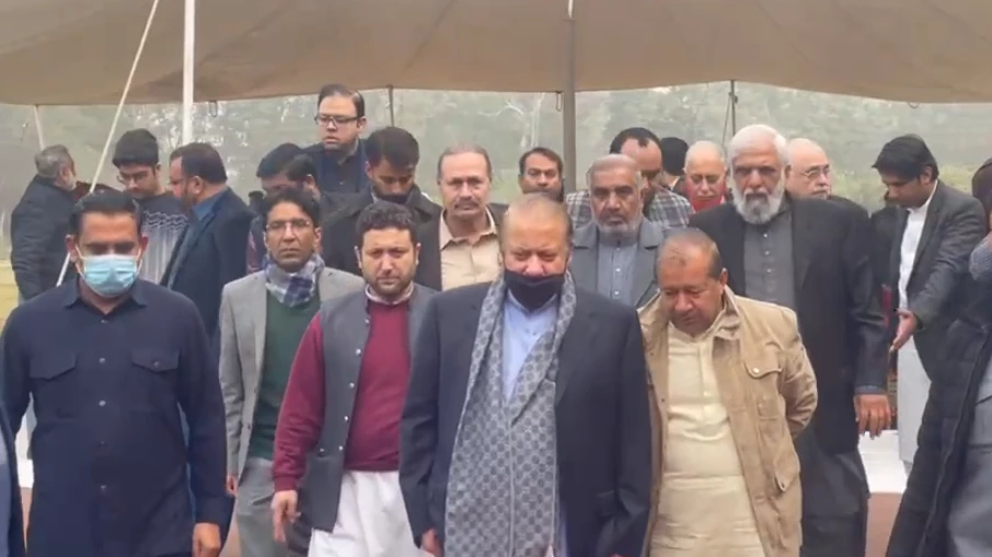 Nawaz Sharif pays tribute to his late family members at Jati Umrah
