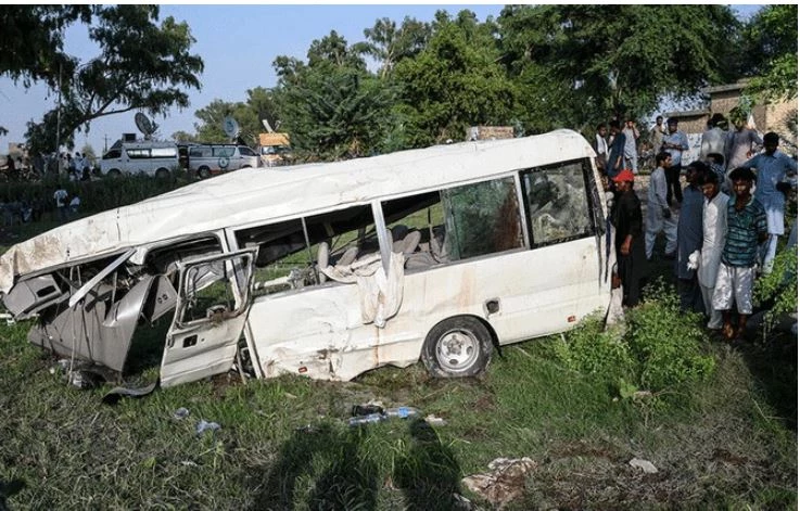 3 killed, 6 injured as coach crashes into tree in Larkana