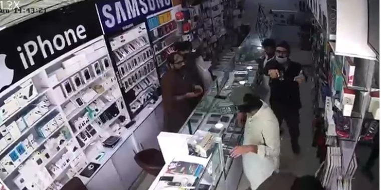 Thieves stole mobiles, cash worth Rs17.7m from mobile shop in Gujranwala