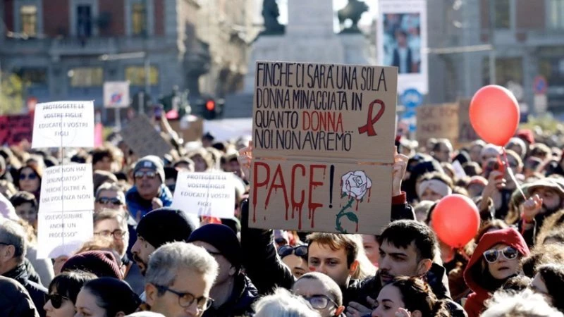 Italian reporters protest at Meloni event over 'gag law'