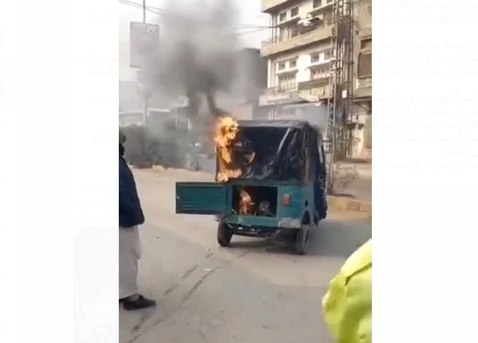Driver sets his rickshaw ablaze in Peshawar