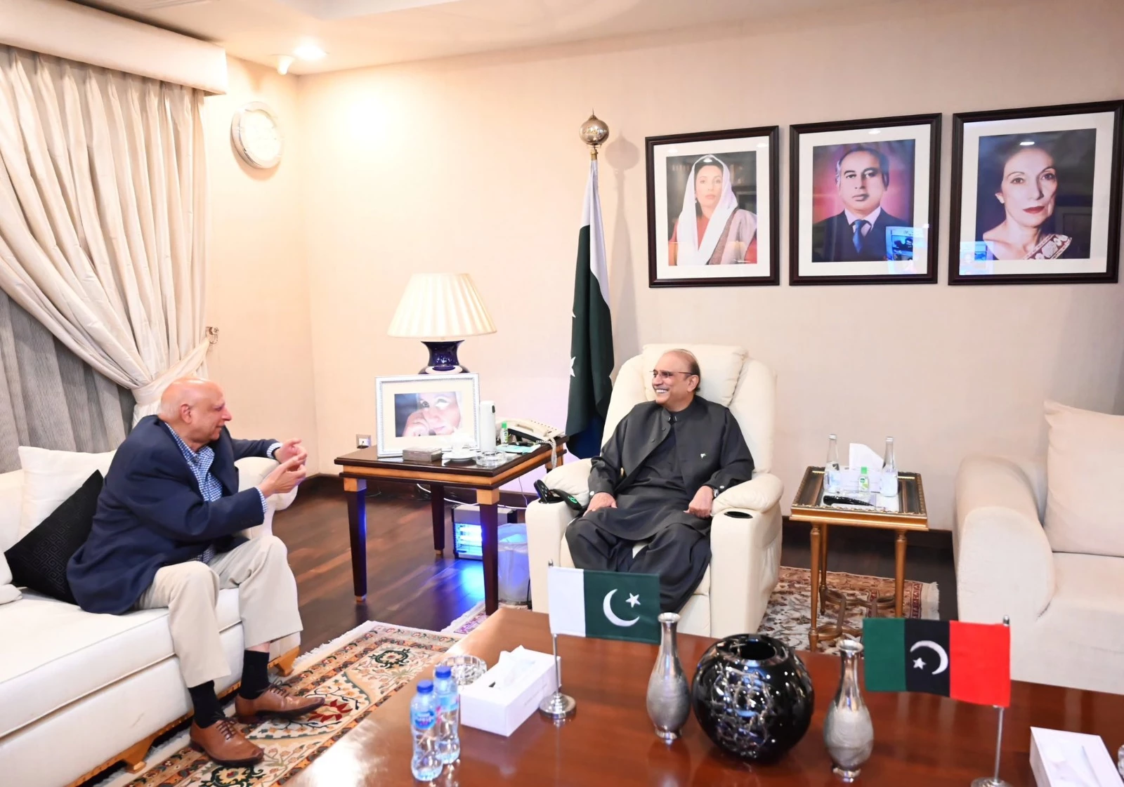 Zardari and Sarwar discuss politics at Bilawal House