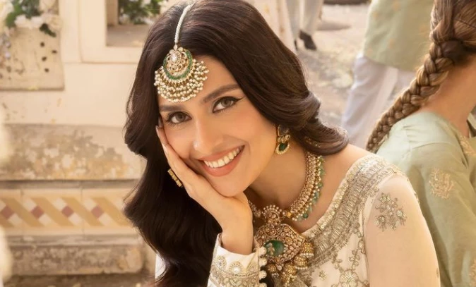 Here is the 'magical' reason that took Ayeza Khan to UK