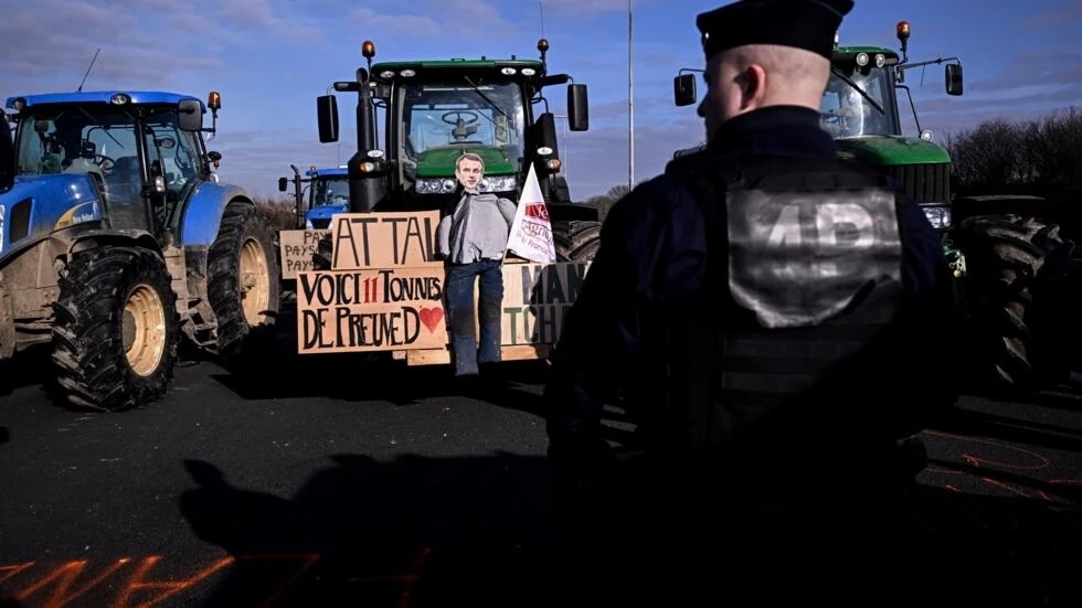 Arrests as French farmers close in on Paris