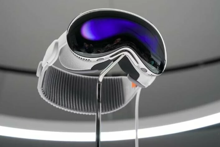 US Apple fans get hands on pricey Vision Pro headset