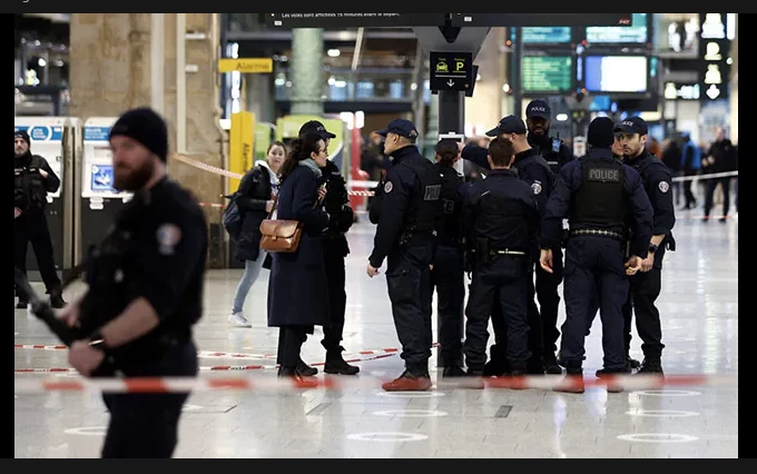 Knife attacker wounds three at major Paris train station