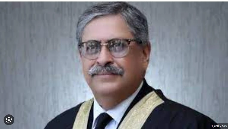 PTI workers confront SC judge Justice Athar Minallah in London