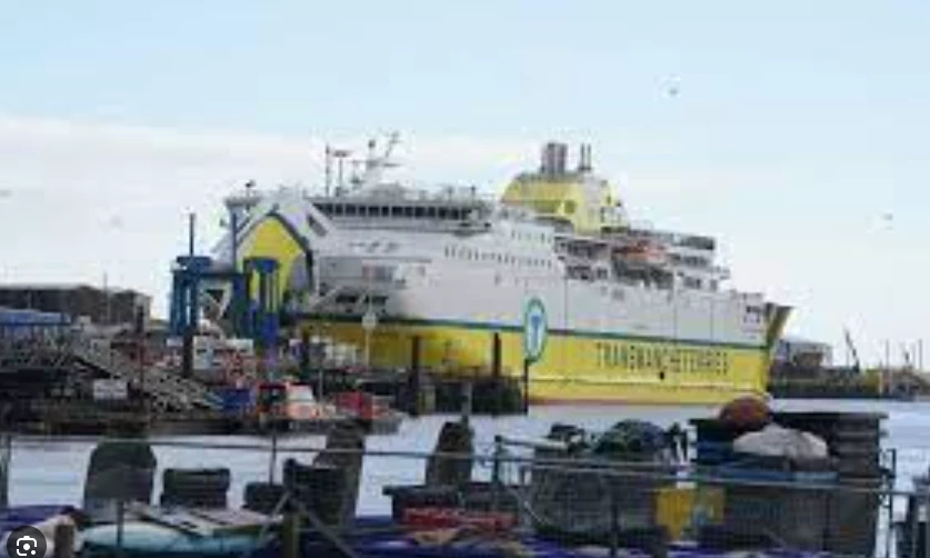 Six in UK hospital after police find migrants in lorry