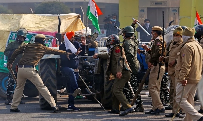 Indian Sikh 'warriors' face police to back protesting farmers