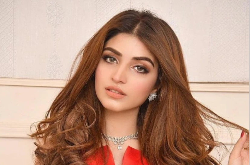 Kinza Hashmi 'a vision to behold' in colorful saree