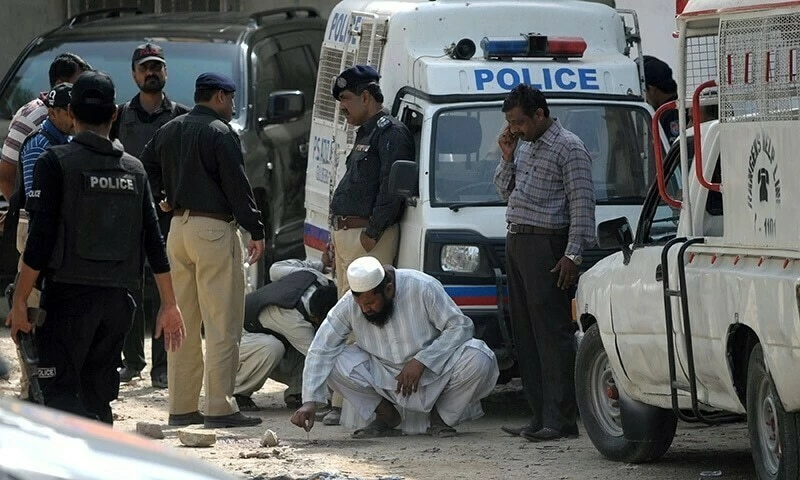 Two suspected robbers killed in Karachi gunfight