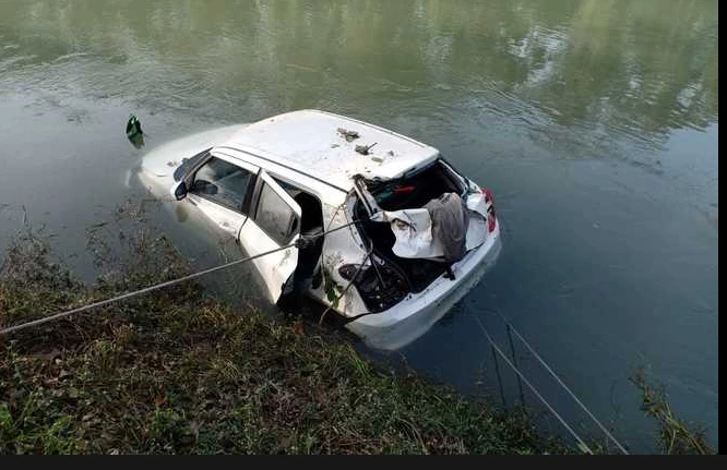 3 dis as speedy car skids into Sheikhupura canal
