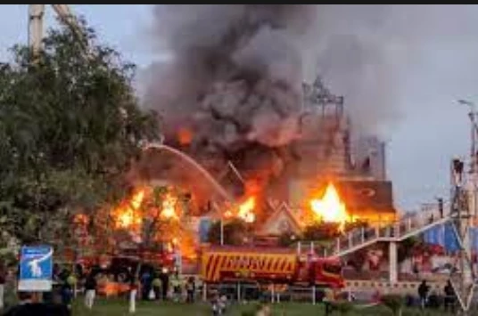 Fire breaks out in PACE shopping mall in Lahore