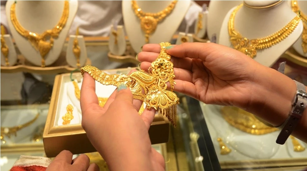 Gold rates up by Rs 900 per tola to Rs 221,200