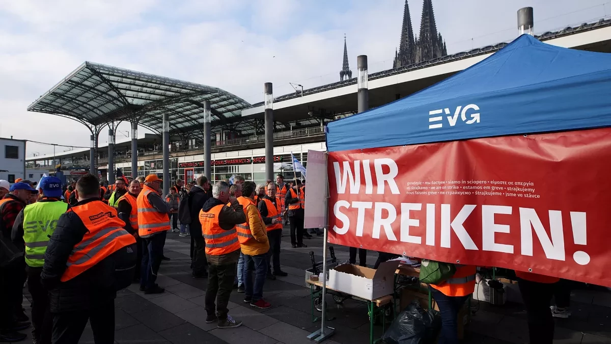 German rail, air workers walk out in new strike round