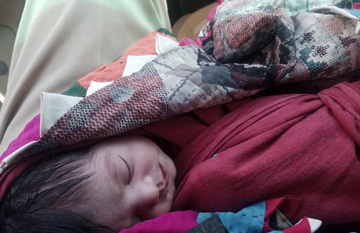 Woman gives birth on road in Karachi