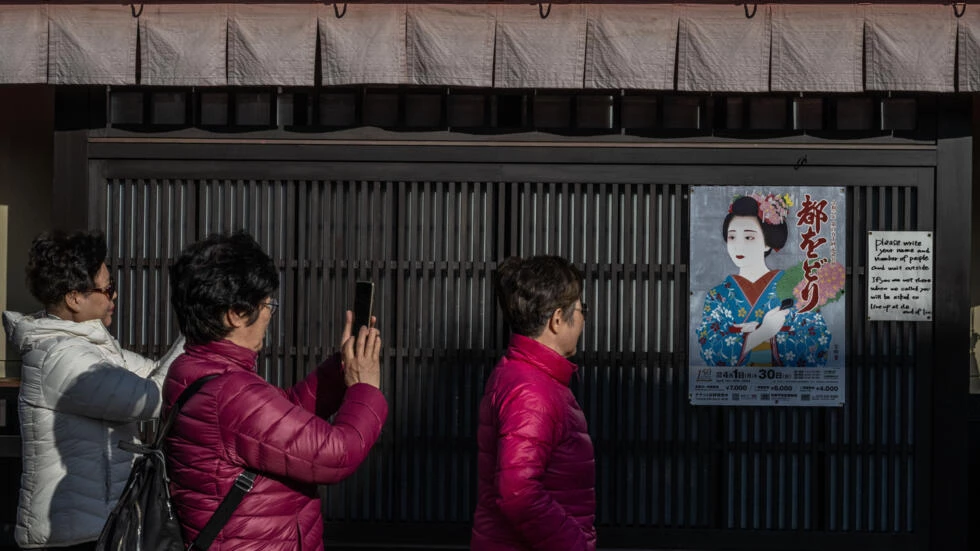 Kyoto seeks to guard geishas from tourist 'paparazzi'