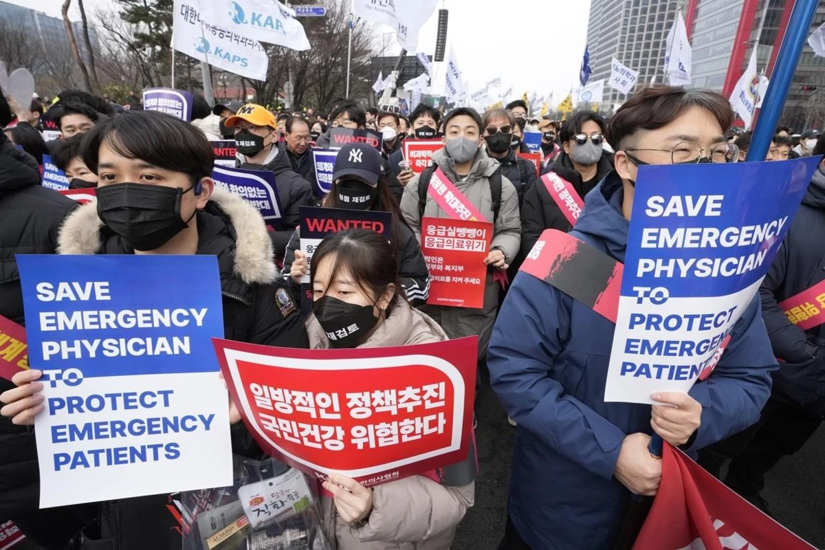 S. Korea starts procedures to suspend licences of 4,900 striking doctors