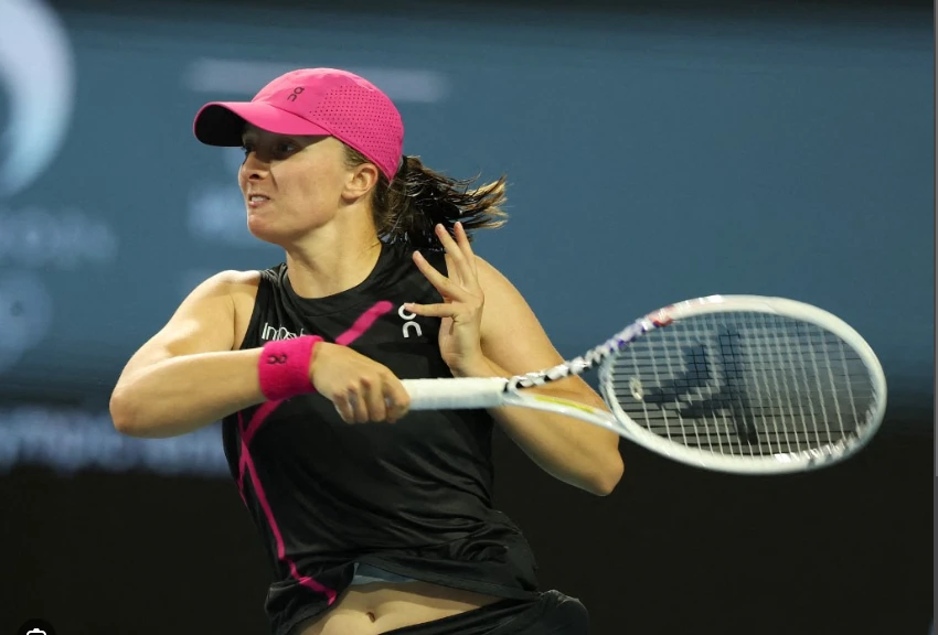 Swiatek keeps nerve to fight past Noskova, Gauff advances in Miami