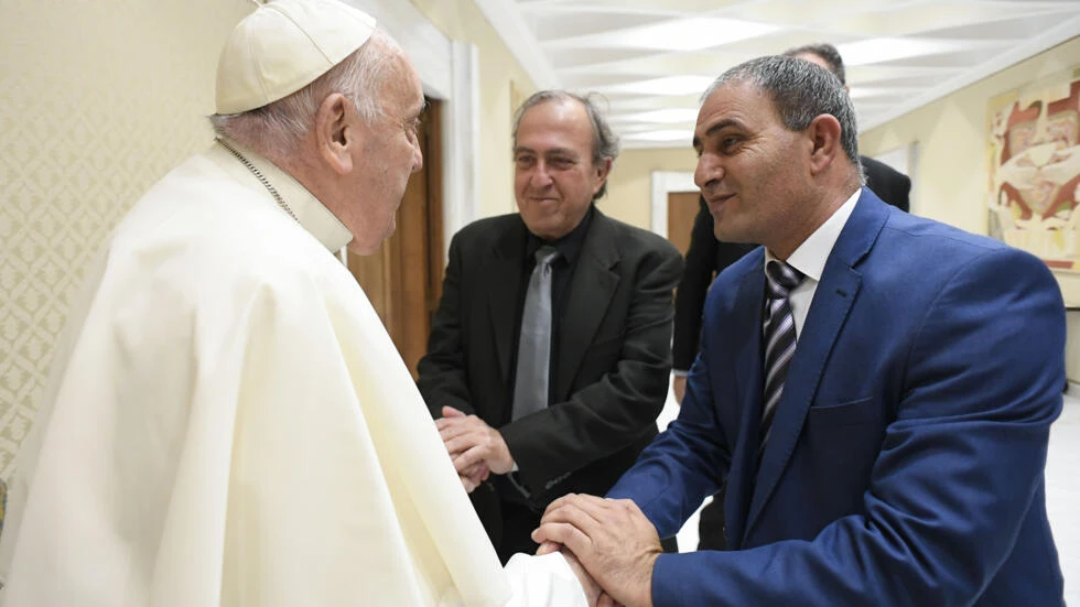 Pope remembers Holy Land Catholics, meets fathers bereaved by war
