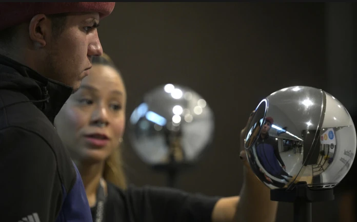 Cash-strapped Argentines queue for eyeball scans