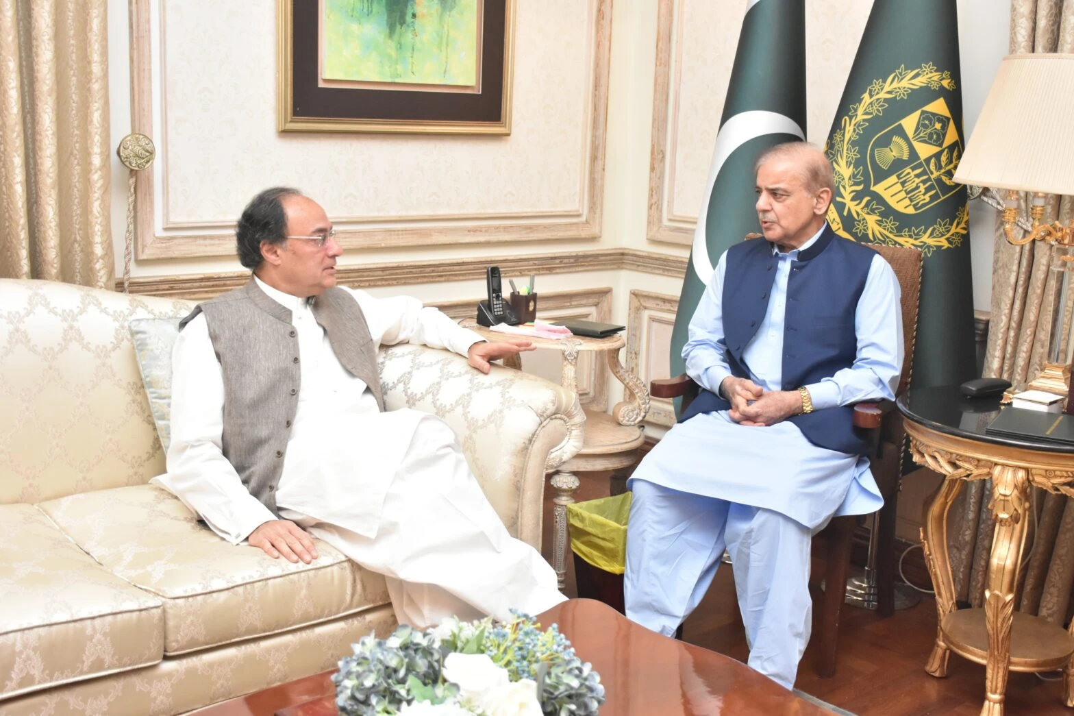 Finance minister briefs PM about upcoming meetings during US visit