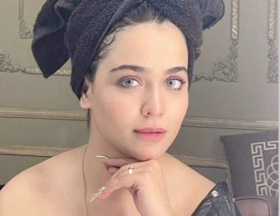 Humaima Malick's bathrobe look raises many eyebrows