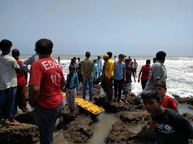 Cabbie commits suicide by jumping into sea in Karachi