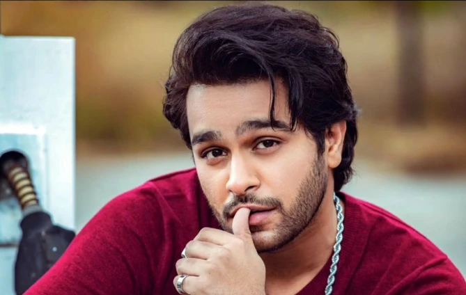 Asim Azhar isolates himself on social media