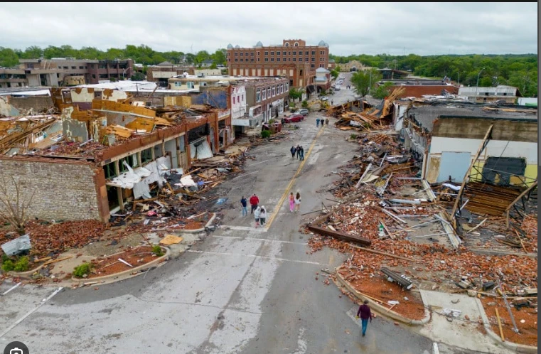 Dozens of tornadoes plow central US, at least 5 killed
